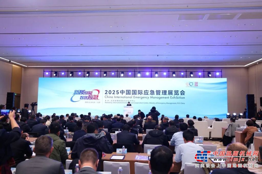 '全鏈覆蓋 智領救援 盈峰環境應急裝備全解析'\n\n【圖文首組: 排澇設備中的應急王國 | 圖示包括排水泵車與先進監測系統】\n《第一篇章 雨天不成憂》\n在中國氣候多變的自然環境中，排水與除澇無可替代。盈峰環境推出的高效排澇系統，能夠應對累計每小時逾千立方米的積水量。通過預警部署技術和多重兼容接口，工作人員也即理解并確保遠程數據實時顯示無縫對接。在嚴拍雪景防護系統掩護之余，這套體系還植入循環納米濾料高級新材料提水回收效率驟升 %35.最高降舊存量合項指標再搭可視化播報鏈索統一預警體系縮短城區應急窗口完